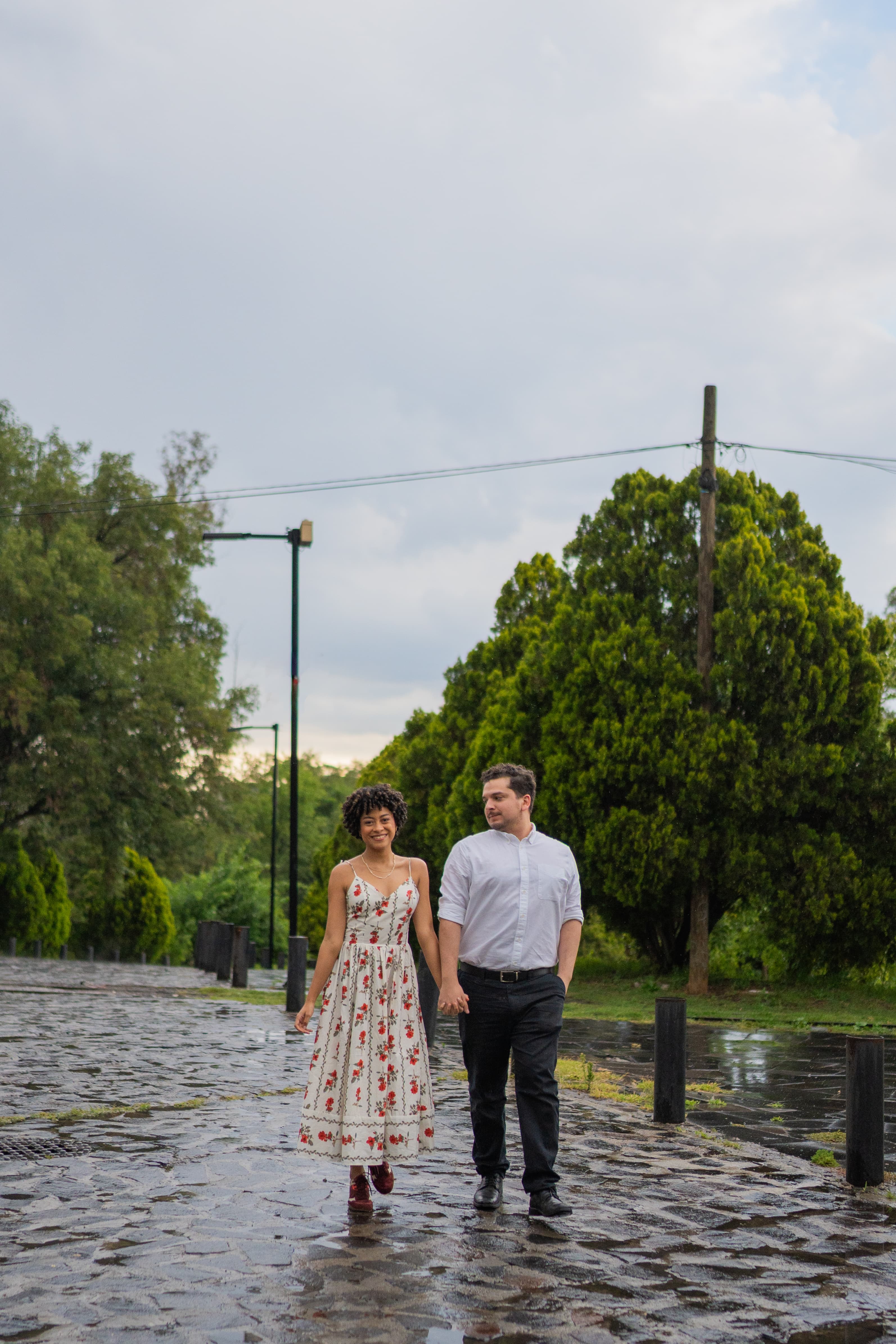 Daniela y Sergio caminando juntos